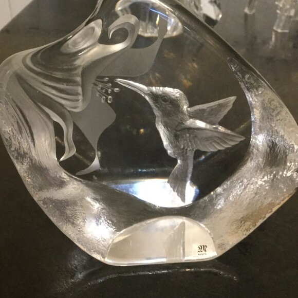 Humming bird paper weight clear glass signed on bottom excellent condition 4.5x5 - Picture 3 of 4
